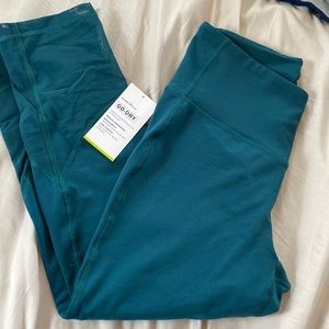 NWT Old Navy medium elevate high rush crop leggings